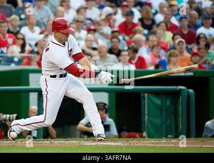 17 juillet 2012 - Washington, DC, États-Unis - Danny Espinosa (8), deuxième joueur des Nationals de Washington, perd sa batte alors qu'il se balance sur un terrain par le lanceur Jonathon Niese (49) des New York mets, lors de la troisième manche au Nationals Park à Washington, D.. C, mardi 17 juillet 2012. (Crédit image : © Harry E. Walker/MCT/MCT/ZUMAPRESS.com) Banque D'Images