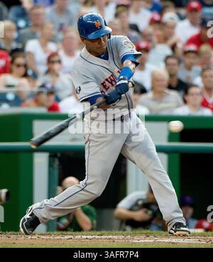 17 juillet 2012 - Washington, DC, États-Unis - Ruben Tejada (11 ans) des mets de New York obtient un coup contre le lanceur Ross Detwiler (48 ans) lors de la troisième manche au Nationals Park à Washington, D.. C, mardi 17 juillet 2012. (Crédit image : © Harry E. Walker/MCT/MCT/ZUMAPRESS.com) Banque D'Images