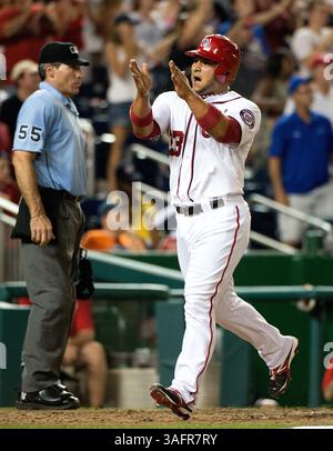 17 juillet 2012 - Washington, DC, USA - le receveur des Nationals de Washington Jhonatan Solano (23) marque sur un triple coup de son coéquipier Bryce Harper (34) sur le lanceur de secours des mets de New York Pedro Beato (27) lors de la 10e manche au Nationals Park à Washington, D.. C, mardi 17 juillet 2012. Washington bat New York 5-4 en 10 manches de jeu. (Crédit image : © Harry E. Walker/MCT/MCT/ZUMAPRESS.com) Banque D'Images