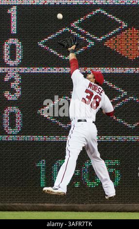 17 juillet 2012 - Washington, DC, États-Unis - Michael Morse (38), le joueur de droite des Nationals de Washington, ne peut pas obtenir une balle frappée du mur pour un doublé par David Wright, troisième joueur des New York mets (5) lors de la 7e manche au Nationals Park à Washington, D.. C, mardi 17 juillet 2012. Washington bat New York 5-4 en 10 manches de jeu. (Crédit image : © Harry E. Walker/MCT/MCT/ZUMAPRESS.com) Banque D'Images