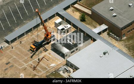 LÉGENDE : (17/05/2006, LECANTO) une vue aérienne des ouvriers installant des salles de classe modulaires en béton préfabriqué qui formeront une nouvelle aile à l’école secondaire Lecanto l’année prochaine. Les unités modulaires seront empilées les unes sur les autres pour former une installation de deux étages pouvant résister à un ouragan de catégorie 5 selon le fabricant Royal Concrete concepts, Inc. (informations complémentaires à fournir par le reporter Eddy Ramirez). RÉSUMÉ DE L'HISTOIRE : instillation de nouvelles salles de classe modulaires préfabriquées en béton.. (Crédit image : St Petersburg Times/ZUMAPRESS.com) Banque D'Images
