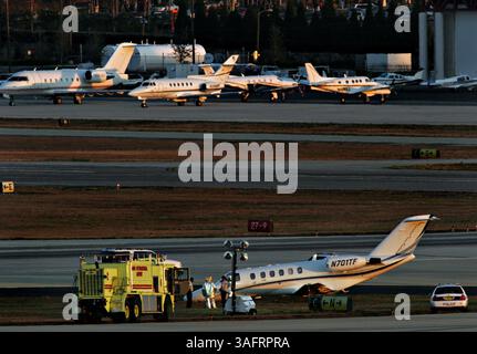 20060216 - TAMPA - Un petit jet est assis sur le côté d'une piste à l'aéroport international de Tampa jeudi après avoir eu un problème avec ses pauses lors de l'atterrissage après un vol en provenance de Miami. . RÉSUMÉ DE L'HISTOIRE - atterrissage d'urgence d'un jet à TIA. (Crédit image : St Petersburg Times/ZUMAPRESS.com) Banque D'Images