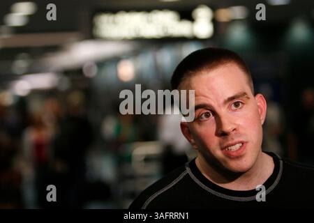 Tampa - 07/07/2006) . RÉSUMÉ DE L'HISTOIRE : Jason Moore, 27 ans (cq), de New York, décrit comment il a vu un homme sauter de l'arrière de l'avion vers le cockpit avant d'être attaqué par quatre hommes en première classe sur un vol Delta de Laguardia à l'aéroport international de Tampa jeudi (Credit image : St Petersburg Times/ZUMAPRESS.com) Banque D'Images