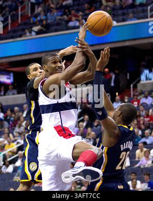 22 mars 2012 - Washington, DC, États-Unis - le garde-chasse des Wizards de Washington Edwin Ubiles (1) a la balle éliminée par le garde-chasse des Pacers de l'Indiana George Hill (3), arrière, alors qu'il tente d'éviter le garde-chasse des Pacers Leandro Barbosa (28) pendant la première moitié de leur match joué au Verizon Center à Washington, DC, jeudi 22 mars 2012. (Crédit image : © Harry E. Walker/MCT/MCT/ZUMAPRESS.com) Banque D'Images