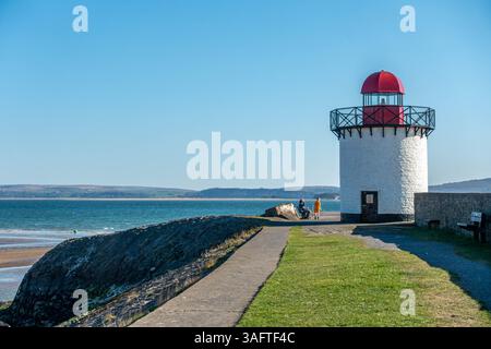 Le phare de Burry Port se dresse sur le brise-lames à l'entrée du port de Burryport dans le Carmarthenshire au sud du pays de Galles. Vu contre un ciel bleu. Banque D'Images
