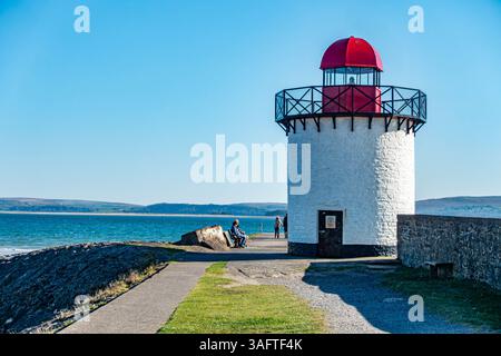 Le phare de Burry Port se dresse sur le brise-lames à l'entrée du port de Burryport dans le Carmarthenshire au sud du pays de Galles. Vu contre un ciel bleu. Banque D'Images