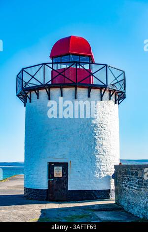 Le phare de Burry Port se dresse sur le brise-lames à l'entrée du port de Burryport dans le Carmarthenshire au sud du pays de Galles. Vu contre un ciel bleu. Banque D'Images