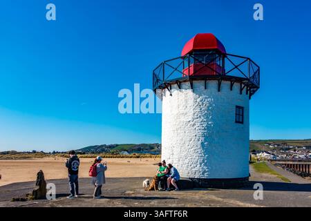 Le phare de Burry Port se dresse sur le brise-lames à l'entrée du port de Burryport dans le Carmarthenshire au sud du pays de Galles. Vu contre un ciel bleu. Banque D'Images