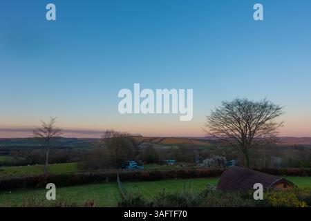 Vue sur un paysage rural dans le Carmarthenshire dans le sud du pays de Galles, Royaume-Uni au coucher du soleil Banque D'Images