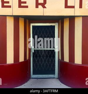 Une vitrine rouge moderne à Chicago présente les courbes caractéristiques de l'époque, la symétrie et le flair architectural minimaliste. Banque D'Images