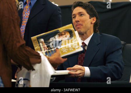 Livrer au bureau de Tampa) )(Dateline : Brandon, FL ). Joel Osteen, s'apprête à signer un livre car l'un des livres qu'il vient de signer passe devant le Wal-Mart sur Causeway Boulevard à Brandon le vendredi 12/01/2006. Osteen était en ville pour des spectacles les jeudi et vendredi soirs au Forum Petersburg Times.. Le 3 octobre 1999, Joel Osteen a pris le poste de Pasteur principal de Lakewood Church à Houston Texas. Sous la direction du pasteur Joel Osteen, Lakewood a grandi dans tous les domaines du ministère. Lakewood a ajouté des services de culte supplémentaires afin de répondre à sa croissance dans un auditorium th Banque D'Images