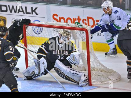 22 mars 2012 . Kari Lehtonen (32), gardienne des Stars de Dallas, en action lors d’un match entre les Canucks de Vancouver et les Stars de Dallas au American Airlines Center de Dallas au Texas..les Canucks gagnent 2-1.(image de crédit : â© Manny Flores/Cal Sport Media/ZUMAPRESS.com) Banque D'Images