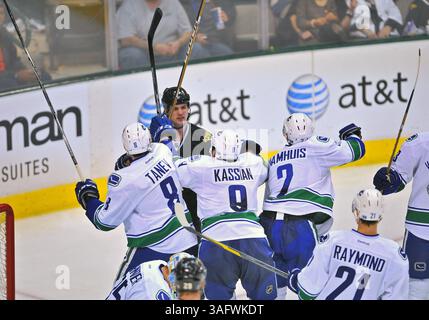 22 mars 2012 . Jamie Benn (14 ans) est repoussé par le défenseur des Canucks de Vancouver Chris Tanev (8 ans), l'aile droite des Canucks de Vancouver Zack Kassian (9 ans) et le défenseur des Canucks de Vancouver Dan Hamhuis (2 ans) lors d'un match entre les Canucks de Vancouver et les Stars de Dallas au American Airlines Center de Dallas Texas. Les Canucks gagnent 2-1.(Credit image : © Manny Flores/Cal Sport Media/ZUMAPRESS.com) Banque D'Images