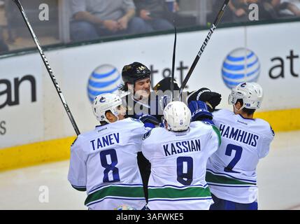 22 mars 2012 . Jamie Benn (14 ans) est repoussé par le défenseur des Canucks de Vancouver Chris Tanev (8 ans), l'aile droite des Canucks de Vancouver Zack Kassian (9 ans) et le défenseur des Canucks de Vancouver Dan Hamhuis (2 ans) lors d'un match entre les Canucks de Vancouver et les Stars de Dallas au American Airlines Center de Dallas Texas. Les Canucks gagnent 2-1.(Credit image : © Manny Flores/Cal Sport Media/ZUMAPRESS.com) Banque D'Images
