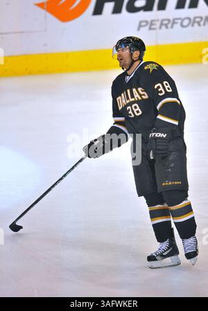 22 mars 2012 . Vernon Fiddler (38), centre des Stars de Dallas, après avoir marqué un but. Lors d'un match entre les Canucks de Vancouver et les Stars de Dallas, au American Airlines Center de Dallas, Texas. Les Canucks gagnent 2-1 (crédit image : © Manny Flores/Cal Sport Media/ZUMAPRESS.com) Banque D'Images