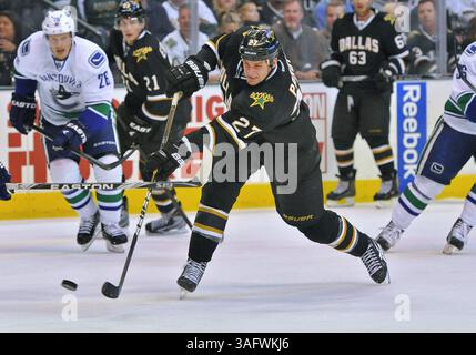 22 mars 2012 . Adam Pardy (27), défenseur des Stars de Dallas, tire sur la rondelle. Lors d'un match entre les Canucks de Vancouver et les Stars de Dallas au American Airlines Center de Dallas, Texas. Les Canucks gagnent 2-1 (crédit image : © Manny Flores/Cal Sport Media/ZUMAPRESS.com) Banque D'Images