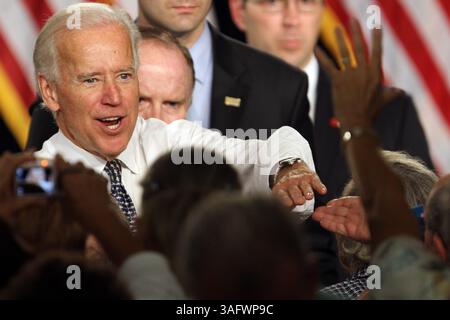 23 mars 2012 - Coconut Creek, FL, États-Unis - le vice-président Joe Biden tend la main d'un partisan après s'être adressé à une foule au village de Wynmoor à Coconut Creek, Floride, le vendredi 23 mars 2012. (Crédit image : © Amy Beth Bennett/Sun Sentinel/MCT/ZUMAPRESS.com) Banque D'Images