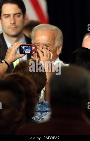 23 mars 2012 - Coconut Creek, FL, États-Unis - Un supporter photographie le vice-président Joe Biden suite à son allocution au village de Wynmoor à Coconut Creek, Floride, le vendredi 23 mars 2012. (Crédit image : © Amy Beth Bennett/Sun Sentinel/MCT/ZUMAPRESS.com) Banque D'Images