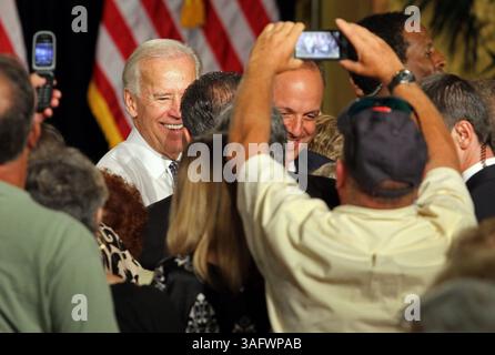23 mars 2012 - Coconut Creek, FL, États-Unis - le vice-président Joe Biden, centre gauche, et le membre du Congrès Ted Deutch saluent la foule après le discours de Biden au village de Wynmoor à Coconut Creek, Floride, vendredi 23 mars 2012. (Crédit image : © Amy Beth Bennett/Sun Sentinel/MCT/ZUMAPRESS.com) Banque D'Images
