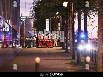 Paris, France. 7 avril 2025. Les pompiers sont en attente près du Palais de Justice du 17ème arrondissement de Paris, France, le 7 avril 2025. Un incendie a éclaté lundi soir dans une station de traitement des déchets du 17ème arrondissement de Paris et, jusqu’à présent, aucun blessé n’a été signalé. Crédit : Gao Jing/Xinhua/Alamy Live News Banque D'Images