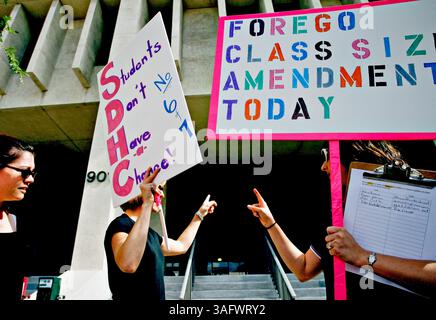 TP 265601 LYTT HILLSKULS)..LÉGENDE : (TAMPA, FL -- 24/04/2007) les enseignants de Freedom High School Courtney Nichols, Kerstin Daum-Schultz et Shannon Peck (de gauche à droite) faisaient partie des 50 enseignants locaux qui ont fait des allers-retours devant le bâtiment du conseil scolaire du comté de Hillsborough pour protester contre le plan du surintendant de leur faire enseigner plus de minutes l'année prochaine. Pour la plupart, cela signifie une période de classe supplémentaire avec une perte de temps de planification sans salaire supplémentaire. Les enseignants disent que cela réduira la qualité de l'enseignement et leur capacité à parrainer des parascolaires. (Crédit image : St Petersburg Times/ZUMAPRESS.c Banque D'Images