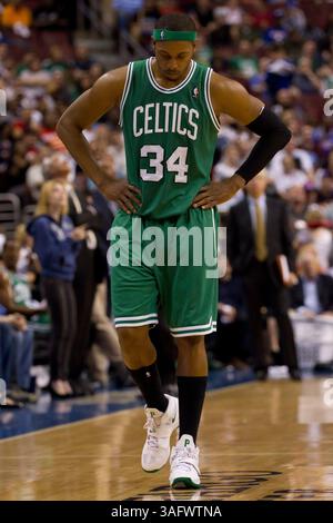 23 mars 2012 : le petit attaquant des Celtics de Boston Paul Pierce (34 ans) réagit sur le terrain lors du match NBA entre les Celtics de Boston et les 76ers de Philadelphie au Wells Fargo Center à Philadelphie, en Pennsylvanie. Les 76ers de Philadelphie ont battu les Celtics de Boston, 99-86.(image crédit : © Chris Szagola/Cal Sport Media/ZUMAPRESS.com) Banque D'Images