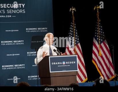 23 mars 2012 - Coconut Creek, Floride, U. S - LE VICE-PRÉSIDENT JOE BIDEN visite dans le sud de la Floride pour parler de la lutte contre la sécurité économique de la classe moyenne. Campagne dans le sud de la Floride, le vice-président Biden a parlé à une salle de retraités de medicare et de sécurité sociale. (Crédit image : © Michele Eve Sandberg/ZUMAPRESS.com) Banque D'Images