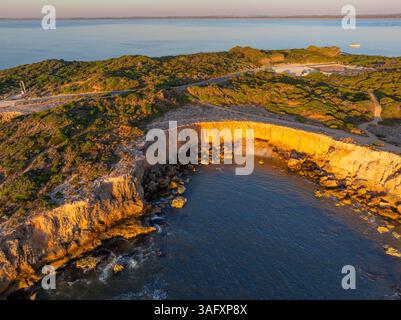 Vue aérienne d'une côte accidentée avec des falaises érodées sous le soleil doré à Robe sur la côte calcaire de l'Australie méridionale. Banque D'Images