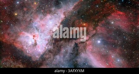 28 juillet 2010 - étoile Wolf-Rayet, nébuleuse de Carina - cette vue panoramique spectaculaire combine une nouvelle image du champ autour de l'étoile Wolf-Rayet WR 22 dans la nébuleuse de Carina (à droite) avec une image antérieure de la région autour de l'étoile unique ETA Carinae au cœur de la nébuleuse (à gauche). Les étoiles Wolf-Rayet (souvent appelées étoiles WR) sont des étoiles massives évoluées (plus de 20 masses solaires initialement), qui perdent rapidement de la masse sous l'effet d'un vent stellaire très fort, avec des vitesses allant jusqu'à 2000 km/s. Les étoiles Wolf-Rayet sont très chaudes, avec des températures de surface comprises entre 25 000 K et 50 000 K. (Credit Ima Banque D'Images