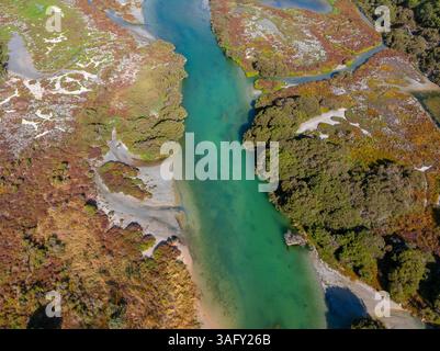 Vue aérienne d'un ruisseau bleu traversant la végétation des zones humides à Robe sur la côte calcaire de l'Australie méridionale. Banque D'Images