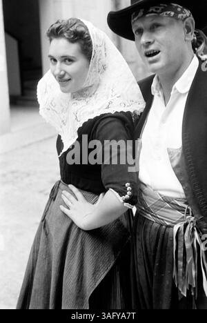 Eine Junge Frau und ein Mann in Tracht, Valldemossa 1957. Une jeune femme et un homme en costume traditionnel, Valldemossa 1957. Banque D'Images