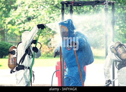 Alexandria, Virginie, Haz-Mat personnel décontaminer le personnel qui a nettoyé un piège à gaz chlore simulé lors d'un raid d'entraînement sur un laboratoire meth-Amphetime simulé installé dans le Jones point US Army Reserve Center sous le pont Woodrow Wilson, le 10 mai 2000. La formation comprenait le raid de police, la réponse de Haz-Mat aux produits chimiques à l'intérieur du laboratoire, la décontamination du personnel et des exercices en opération conjointe et commandement entre la police, les pompiers / SME, l'hôpital / personnel de santé publique et le FBI. (Crédit image : The Washington Times/ZUMAPRESS.com) Banque D'Images