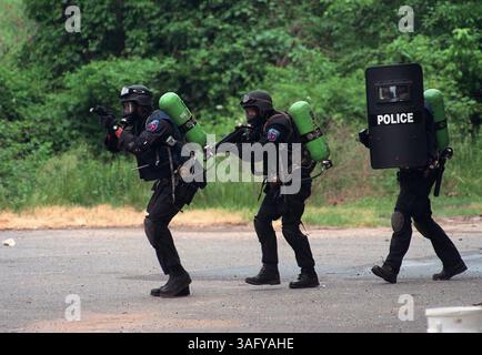 L'équipe des opérations spéciales d'Alexandria, va, composée de la police d'Alexandria et du personnel des services médicaux d'urgence, commence un raid d'entraînement sur un faux laboratoire de meth-Amphetime installé dans le Jones point US Army Reserve Center sous le pont Woodrow Wilson, le 10 mai 2000. La formation comprenait le raid de police, la réponse de Haz-Mat aux produits chimiques à l'intérieur du laboratoire, la décontamination du personnel et des exercices en opération conjointe et commandement entre la police, les pompiers / SME, l'hôpital / personnel de santé publique et le FBI. (Crédit image : The Washington Times/ZUMAPRESS.com) Banque D'Images