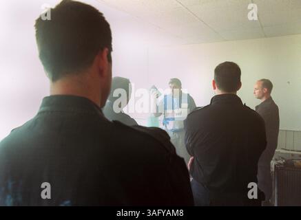 Glen Rudner, un expert en matières dangereuses du département des services d'urgence de Virginie, explique que les produits chimiques caustiques utilisés dans la production de drogues illégales sont utilisés aux membres de l'équipe des opérations spéciales d'Alexandria, composée de la police d'Alexandria et du personnel des services médicaux d'urgence, ont commencé un raid d'entraînement sur un laboratoire de meth-Amphetime simulé installé dans le Jones point US Army Reserve Center sous le pont Woodrow Wilson, le 10 mai 2000. (Crédit image : The Washington Times/ZUMAPRESS.com) Banque D'Images