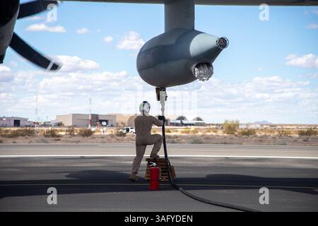 Timothy Leidecker, un ingénieur de vol affecté au Marine Aviation Weapons and Tactics Squadron One (MAWTS-1), relie un Banque D'Images