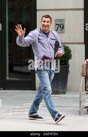 13 avril 2012 - New York, NY, États-Unis - . . . . . 12 avril 2012, le champion de boxe poids lourds de New York Wladimir Klitschko se promène dans Soho le 12 avril 2012 à New York (crédit image : © Sharkpixs/ZUMAPRESS.com) Banque D'Images