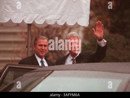 Le président Bill Clinton fait signe en disant au revoir au président élu George W. Bush qui visite la Maison Blanche mardi 19 décembre 2000. (Crédit image : The Washington Times/ZUMAPRESS.com) Banque D'Images