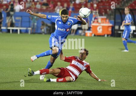 14 avril 2012 - Frisco, Texas, États-Unis - Bruno Guarda (8), milieu de terrain du FC Dallas, tente un tacle contre Lamar Neagle (25), milieu de terrain de l'impact de Montréal, lors d'une action entre le FC Dallas et l'impact de Montréal. Le FC Dallas bat Montréal 2-1 au stade FC Dallas. (Crédit image : © Andrew Dieb/ZUMAPRESS.com) Banque D'Images