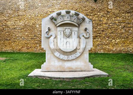 Logo de Lagos à l'arche d'entrée du château des gouverneurs, Castelo dos Governadores à Lagos, Algarve au Portugal. Banque D'Images