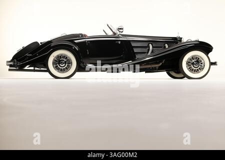 17 août 2012 - Pebble Beach, Californie, États-Unis - Un Mercedes-Benz 540K Special Roadster 1936 autrefois propriété de la baronne allemande Gisela von Krieger sera vendu aux enchères par Gooding & Company dimanche à la vente aux enchères de Pebble Beach. La voiture devrait se vendre pour au moins 10 millions de dollars et pourrait éventuellement battre le record de 16,4 millions de dollars pour toute voiture vendue aux enchères. Après la mort de Kreiger en 1989, le véhicule a été retrouvé dans un entrepôt au Greenwich Inn. (Crédit image : © Mathieu Heurtault/Gooding & Company/ZUMAPRESS.com) Banque D'Images