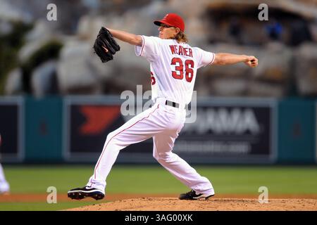 17 août 2012 Anaheim, CA. Les Angels de Los Angeles débutent le lanceur Jered Weaver #36 lors du match de baseball de la Ligue majeure entre les Angels de Los Angeles et les Rays de Tampa Bay au Angels Stadium d'Anaheim, CA. David Hood/CSM(image crédit : © David Hood/Cal Sport Media/ZUMAPRESS.com) Banque D'Images