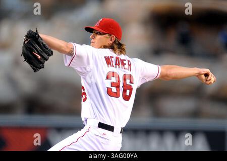 17 août 2012 Anaheim, CA. Les Angels de Los Angeles débutent le lanceur Jered Weaver #36 lors du match de baseball de la Ligue majeure entre les Angels de Los Angeles et les Rays de Tampa Bay au Angels Stadium d'Anaheim, CA. David Hood/CSM(image crédit : © David Hood/Cal Sport Media/ZUMAPRESS.com) Banque D'Images