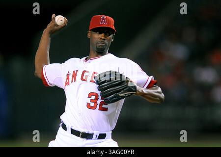 17 août 2012 Anaheim, CA. Les Angels de Los Angeles lanceurs de secours LaTroy Hawkins #32 lors du match de baseball de la Ligue majeure entre les Angels de Los Angeles et les Rays de Tampa Bay au Angels Stadium d'Anaheim, CA. David Hood/CSM(crédit image : © David Hood/Cal Sport Media/ZUMAPRESS.com) Banque D'Images