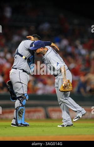 17 août 2012 Anaheim, CA. Le troisième joueur de base des Rays de Tampa Bay Ryan Roberts #19 et le receveur des Rays de Tampa Bay Jose Molina #28 célèbrent leur victoire dans le match de baseball de la Ligue majeure entre les Angels de Los Angeles et les Rays de Tampa Bay au stade Angels d'Anaheim, CA. Les Rays de Tampa Bay ont battu les Angels de Los Angeles 12-3. David Hood/CSM(crédit image : © David Hood/Cal Sport Media/ZUMAPRESS.com) Banque D'Images