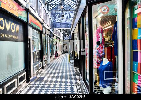 Intérieur de la Royal Arcade dans le centre-ville de Wigan, Royaume-Uni Banque D'Images