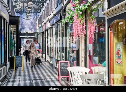 Intérieur de la Royal Arcade dans le centre-ville de Wigan, Royaume-Uni Banque D'Images