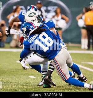 18 août 2012 : Isaiah Stanback (18 ans), joueur de l'équipe spéciale des Giants, affronte Joe McKnight (25 ans), joueur de punt des jets, lors d'un match de pré-saison entre les jets de New York et les Giants de New York au MetLife Stadium à East Rutherford, New Jersey. Les Giants ont battu les jets 26-3.(image crédit : © Duncan Williams/Cal Sport Media/ZUMAPRESS.com) Banque D'Images