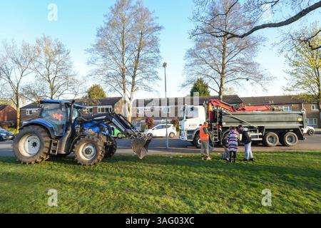 Vardon Way, Kings Norton, Birmingham, 8 avril 2025 : le conseil municipal de Birmingham a enlevé 10 tonnes de déchets après que des bennes à mouches illégales ont été prises en train de jeter leurs déchets pendant la nuit. Deux camions à benne basculante, plusieurs camions-bennes et un tracteur ont été utilisés pour déblayer la pile vers 6 heures du matin mardi matin, les gens se sont rendus à Vardon Way dans la région de Kings Norton à Birmingham lundi soir pour se débarrasser de leurs déchets. Les gens sont arrivés dans des voitures et à pied pour déverser leurs déchets après que le conseil municipal de Birmingham a libéré les emplacements de leurs centres mobiles de déchets ménagers et cet emplacement a été donné pour mardi 8th A. Banque D'Images