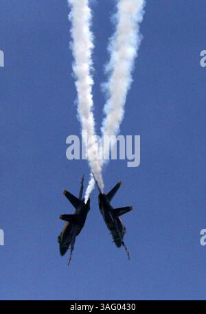 18 août 2012 - Chicago, Illinois, États-Unis - les membres des Blue Angels effectuent une manœuvre aérienne lors du Chicago Air and Water Show à North Avenue Beach samedi. (Crédit image : © Armando L. Sanchez/Chicago Tribune/MCT/ZUMAPRESS.com) Banque D'Images