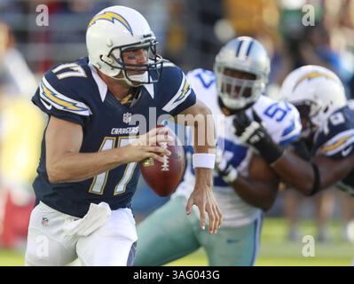 18 août 2012 - San Diego, CA, États-Unis - le quarterback Philip Rivers (17 ans) des Chargers de San Diego est poursuivi par Victor Butler (57 ans), linebacker des Dallas Cowboys, dans le premier quart de la pré-saison de la NFL au Qualcomm Stadium de San Diego, Californie, le samedi 18 août 2012. (Crédit image : © Ron Jenkins/Fort Worth Star-Telegram/MCT/ZUMAPRESS.com) Banque D'Images